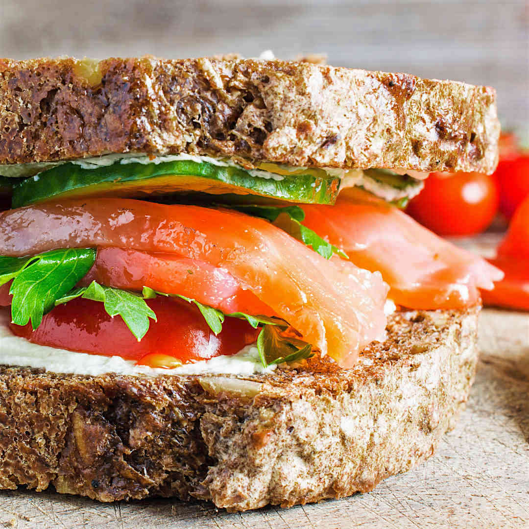 Nutricion-deportiva-recetas-almuerzos-saludables-para-despues-de-entrenar-IND-Sandwich-integral-con-salmon-queso-de-untar-pepino-y-tomate