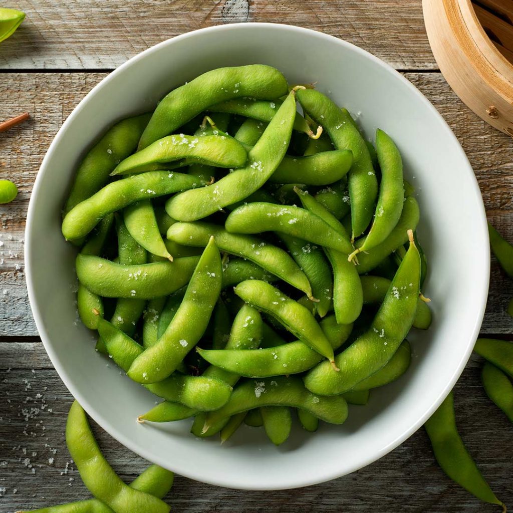 Edamame-salteado-con-sal-gruesa-snacks-saludables-recetas-IND