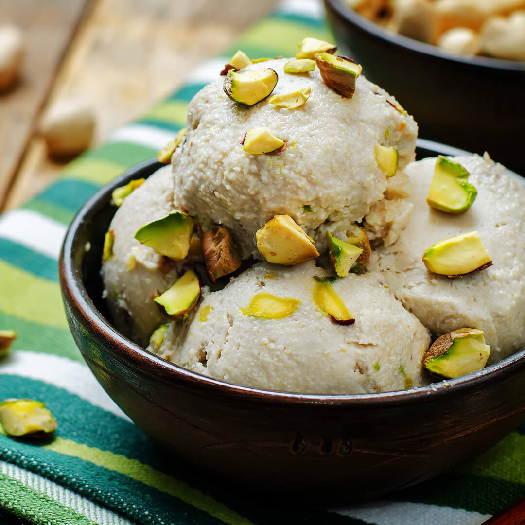 Hacer helados caseros con bebida de coco, platano, anacardos y topping de pistachos - recetas - IND