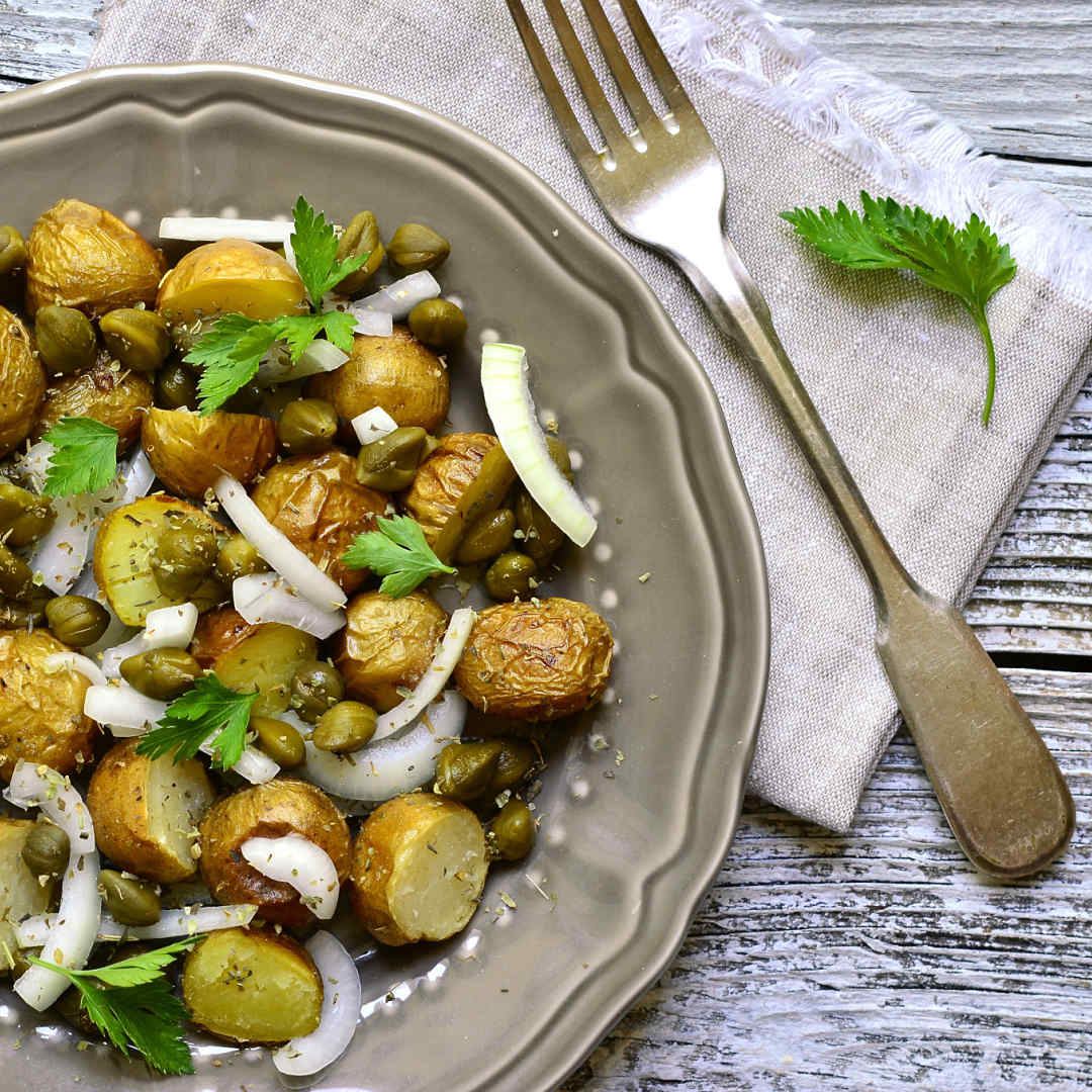 Ensalada-de-patata-cebolla-pepinillos-alcaparras-y-romero-recetas-IND