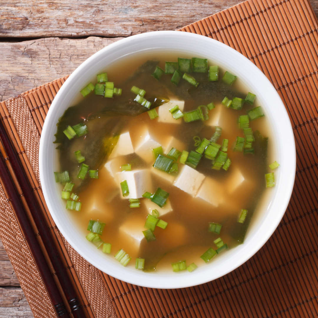 Caldo-de-verduras-con-miso-algas-wakame-y-tofu-recetas-IND