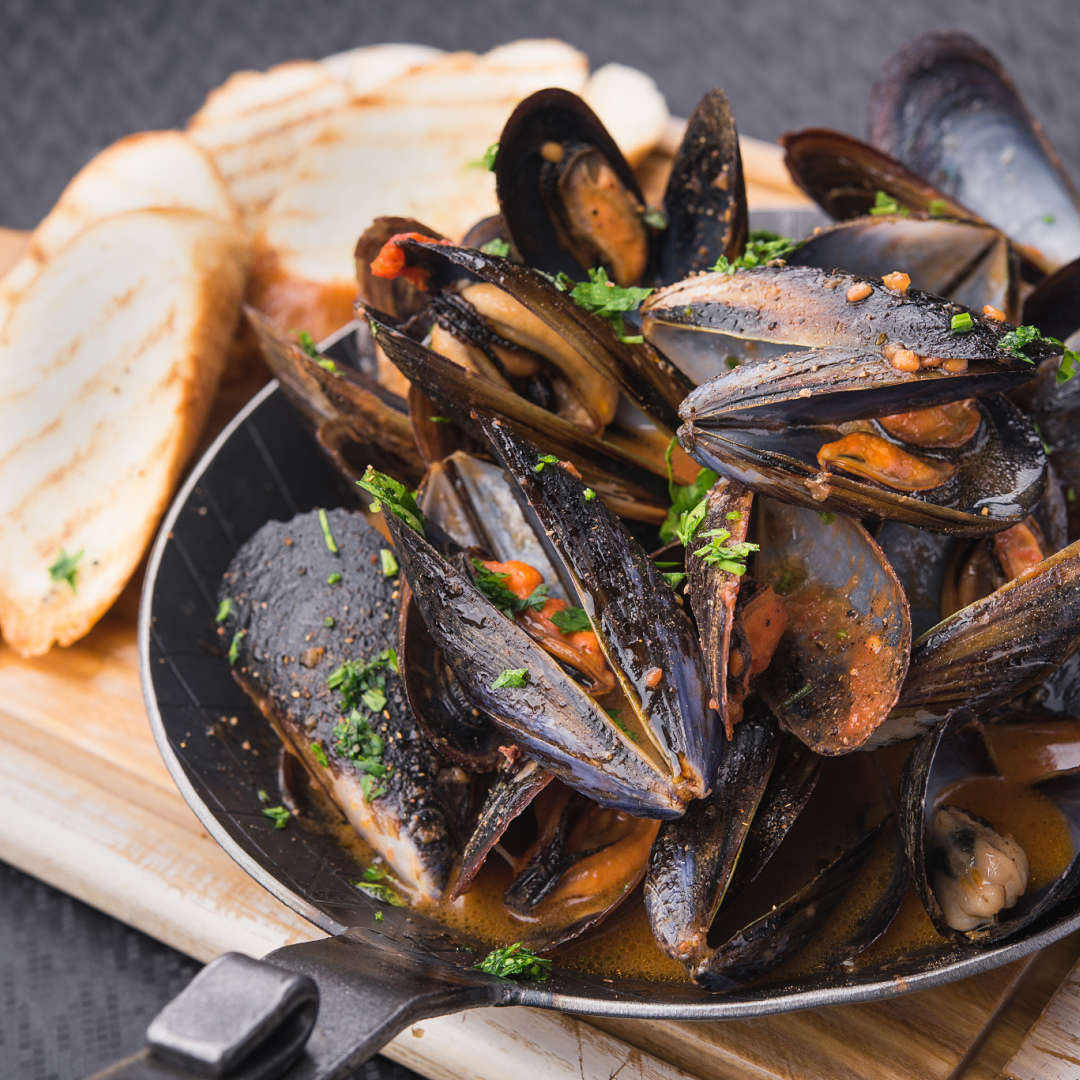 Nutricion-deportiva-recetas-aperitivos-de-domingo-IND-Mejillones-al-vapor-con-salsa-de-tomate-y-pan